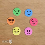 تخته پاک‌کن مغناطیسی ایموجی؛ جادوی خنده و نظم در کلاس درس 😆✨ تخته پاک‌کن‌های ایموجی، انتخابی هوشمندانه برای کسانی است که می‌خواهند فرآیند آموزش را با چاشنی هیجان و خلاقیت همراه کنند. این محصول فراتر از یک ابزار پاک‌کنندگی معمولی، یک المان جذاب برای محیط کلاس است که بلافاصله لبخند را بر لبان دانش‌آموزان می‌نشاند. 🎨🏫 این پاک‌کن‌ها با خاصیت مغناطیسی خود، به راحتی به سطح تخته‌های وایت‌برد می‌چسبند و همیشه در دسترس هستند. جنس بدنه از فوم نرم و باکیفیت طراحی شده که نه تنها سطح تخته را بدون ایجاد کوچک‌ترین خط و خش تمیز می‌کند، بلکه به دلیل بافت نرم و ارگونومیک، استفاده از آن بسیار لذت‌بخش و راحت است. 🧼🛡️ ویژگی‌های متمایز این محصول 🔍 😆 طراحی فانتزی: مجموعه‌ای از چهره‌های ایموجی جذاب برای افزایش انگیزه یادگیری 🧲 قابلیت مغناطیسی: اتصال سریع و آسان به تخته وایت‌برد 💎 بافت نرم و لطیف: پاک‌کنندگی عالی بدون ایجاد رد، سایه یا خط و خش 🎨 تنوع بی‌نظیر: تنوع رنگی بالا در چهره‌ها و قلب‌ها (طرح‌های ترکیبی و شاد) ⚖️ وزن و ابعاد استاندارد: قطر ۷ سانتی‌متر و وزن ۲۵ گرم (بسیار سبک و خوش‌دست) چرا تخته پاک‌کن ایموجی را انتخاب کنیم؟ 🏫 تنوع رنگی بسیار بالای این محصول (از چهره‌های زرد و نارنجی تا قلب‌های قرمز و مشکی) به شما اجازه می‌دهد تا مجموعه‌ای رنگارنگ از ابزارهای آموزشی را در کلاس داشته باشید. این پاک‌کن‌ها گزینه‌ای عالی برای هدیه‌های کوچک، جوایز تشویقی دانش‌آموزان و یا تکمیل ست لوازم تحریر فانتزی مدارس هستند. با این محصول، کلاس درس شما به محیطی شادتر و پویاتر تبدیل خواهد شد. 🌟🎒