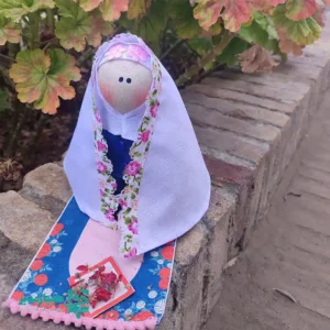 🌸 عروسک روسی چادرنمازدار با لباس فرم مدرسه | هدیه‌ای ماندگار برای جشن تکلیف جشن تکلیف یکی از مهم‌ترین لحظه‌های زندگی معنوی دانش‌آموزان است. انتخاب هدیه‌ای مناسب می‌تواند این روز ارزشمند را به خاطره‌ای شیرین و ماندگار تبدیل کند. عروسک روسی چادرنمازدار با لباس فرم مدرسه با ظاهری ظریف و فرهنگی، گزینه‌ای مناسب برای جشن تکلیف و انواع هدایای دانش‌آموزی محسوب می‌شود. این عروسک حس زیبای ورود به مرحله جدیدی از زندگی معنوی را برای دانش‌آموزان تداعی می‌کند. این محصول با قد ۱۷ سانتی‌متر و وزن تقریبی ۵۰ گرم سبک و خوش‌دست است. دانش‌آموزان می‌توانند آن را به‌راحتی در دست بگیرند یا داخل کیف قرار دهند. ترکیب چادر نماز با لباس فرم مدرسه پیام زیبایی از هویت دانش‌آموزی، نظم و ارزش‌های فرهنگی و مذهبی را منتقل می‌کند. به همین دلیل این هدیه فراتر از یک عروسک ساده است و جنبه فرهنگی و تربیتی نیز دارد. 🎁 مناسب برای هدیه جشن تکلیف مدارس پک‌های فرهنگی دانش‌آموزی برنامه‌های مذهبی و تربیتی هدایای مناسبتی مدارس و مراکز فرهنگی عروسک روسی چادرنمازدار انتخابی شایسته برای مدارس، مراکز فرهنگی و برگزارکنندگان جشن تکلیف است. این هدیه ساده اما معنادار می‌تواند یادگاری شیرین از این روز مهم در ذهن دانش‌آموزان باقی بگذارد. کیمیا هنر با افتخار در کنار مدارس قرار دارد تا خاطره‌های ماندگار و ارزشمند برای دانش‌آموزان عزیز رقم بخورد ✨