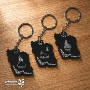 جاکلیدی چوبی ایرانِ اباعبدالله؛ نماد عشق به وطن و امام حسین (ع) ✨ جاکلیدی چوبی ایرانِ اباعبدالله یک محصول فرهنگی و مناسبتی خاص است. این جاکلیدی با الهام از عشق ایرانیان به امام حسین (ع) ❤️ طراحی شده است. ترکیب زیبای نقشه ایران 🇮🇷 با تصویر حرم مطهر اباعبدالله الحسین (ع) 🕌، این جاکلیدی را به نمادی ماندگار تبدیل کرده است. این نماد، هم هویت ملی و هم دین‌داری شما را نشان می‌دهد. این محصول از چوب باکیفیت و ضخامت ۳ میلی‌متر ساخته شده است. ابعاد حدودی آن 3.3*6.6 سانتی‌متر است. به همین دلیل، بسیار سبک، خوش‌دست و مناسب استفاده روزمره است. طراحی ظریف و جمع‌وجور آن به شما اجازه می‌دهد آن را به‌راحتی به کلید 🔑، کیف یا کوله‌پشتی متصل کنید. جاکلیدی ایرانِ اباعبدالله گزینه‌ای عالی برای نذورات فرهنگی و پک‌های محرم 🏴 است. همچنین برای هدیه مدارس 📚، تجمعات شبانه و پیاده‌روی اربعین 🚶‍♂️ مناسب است. این یادبود زیبا برای کودکان 🧒، نوجوانان 🧑‍🎓 و بزرگسالان 👴 کاربرد دارد. این جاکلیدی، پیام عشق به امام حسین (ع) را در قالبی کوچک اما اثرگذار منتقل می‌کند. اگر به‌دنبال یک هدیه مذهبی، فرهنگی و متفاوت هستید، این جاکلیدی چوبی انتخابی ارزشمند است. این محصول هم جنبه معنوی دارد و هم جلوه‌ای شیک و خاص به شما می‌بخشد. 💯