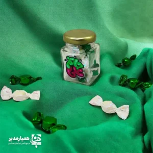 " 💚 شیشه آبنبات «جانم علی» (۶×۴)؛ گیفت مناسبتی ویژه غدیر خم 🍬 برای جشن‌های مدرسه، مخصوصاً در مناسبت‌هایی مثل غدیر خم، هدیه‌ای که هم ظاهر زیبایی داشته باشد و هم حس شیرینِ یادبود را منتقل کند، انتخابی هوشمندانه است. شیشه آبنبات «جانم علی» با طراحی مناسبتی و بسته‌بندی شیشه‌ای، یک هدیه خاص و دوست‌داشتنی برای دانش‌آموزان است که به‌راحتی می‌توانید آن را داخل پک‌های غدیری قرار دهید 🎁💚 این محصول از جنس شیشه ساخته شده و در ابعاد ۶×۴ سانتی‌متر طراحی شده است؛ اندازه‌ای جمع‌وجور و مناسب برای توزیع در مدرسه. همچنین به دلیل ظاهر شیک و طراحی متناسب با مناسبت، برای هدیه دادن به دانش‌آموزان از پیش‌دبستانی تا متوسطه دوم کاربرد دارد. ✅ ویژگی‌ها 🍬 عنوان محصول: شیشه آبنبات «جانم علی» 🫙 جنس: شیشه 📏 ابعاد: ۶×۴ سانت 💚 مناسبت: ویژه غدیر خم 🏫 کاربرد: مناسب پک‌های غدیری و هدیه دانش‌آموزی 🎓 مخاطب: از پیش‌دبستانی تا متوسطه دوم 🎁 پیشنهاد ترکیبی برای مدارس: شیشه آبنبات را کنار پیکسل غدیر یا نشانگر کتاب «وارث غدیر» داخل یک پک هدیه قرار دهید تا هم جذابیت پک بیشتر شود و هم هدیه حالت فرهنگی-مناسبتی کامل‌تری پیدا کند. 💚 "