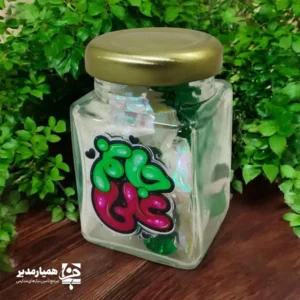 💚 شیشه آبنبات «جانم علی» (۶×۴)؛ گیفت مناسبتی ویژه غدیر خم 🍬 برای جشن‌های مدرسه، مخصوصاً در مناسبت‌هایی مثل غدیر خم، هدیه‌ای که هم ظاهر زیبایی داشته باشد و هم حس شیرینِ یادبود را منتقل کند، انتخابی هوشمندانه است. شیشه آبنبات «جانم علی» با طراحی مناسبتی و بسته‌بندی شیشه‌ای، یک هدیه خاص و دوست‌داشتنی برای دانش‌آموزان است که به‌راحتی می‌توانید آن را داخل پک‌های غدیری قرار دهید 🎁💚 این محصول از جنس شیشه ساخته شده و در ابعاد ۶×۴ سانتی‌متر طراحی شده است؛ اندازه‌ای جمع‌وجور و مناسب برای توزیع در مدرسه. همچنین به دلیل ظاهر شیک و طراحی متناسب با مناسبت، برای هدیه دادن به دانش‌آموزان از پیش‌دبستانی تا متوسطه دوم کاربرد دارد. ✅ ویژگی‌ها 🍬 عنوان محصول: شیشه آبنبات «جانم علی» 🫙 جنس: شیشه 📏 ابعاد: ۶×۴ سانت 💚 مناسبت: ویژه غدیر خم 🏫 کاربرد: مناسب پک‌های غدیری و هدیه دانش‌آموزی 🎓 مخاطب: از پیش‌دبستانی تا متوسطه دوم 🎁 پیشنهاد ترکیبی برای مدارس: شیشه آبنبات را کنار پیکسل غدیر یا نشانگر کتاب «وارث غدیر» داخل یک پک هدیه قرار دهید تا هم جذابیت پک بیشتر شود و هم هدیه حالت فرهنگی-مناسبتی کامل‌تری پیدا کند. 💚