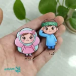 " پیکسل چوبی کودکانه طرح غدیر (۴×۲)؛ گیفت دوست‌داشتنی برای پیش‌دبستان و دبستان اگر برای جشن عید غدیر به دنبال یک هدیه کوچک، سبک و خوش‌طرح برای کودکان هستید، پیکسل چوبی کودکانه طرح غدیر انتخابی کاربردی و چشم‌گیر است. این پیکسل با ابعاد ۴×۲ سانتی‌متر و وزن حدود ۵ گرم طراحی شده تا هم حمل و توزیع آن در مدرسه آسان باشد و هم به‌راحتی روی لباس، کیف یا بند آویز نصب شود. این محصول در طرح‌های دخترانه و پسرانه ارائه می‌شود و برای گروه سنی پیش‌دبستان و دبستان بسیار مناسب است. ظاهر فانتزی و کودک‌پسند پیکسل‌ها باعث می‌شود کودکان با اشتیاق آن را به‌عنوان یادگاری نگه دارند و همین موضوع، ارزش هدیه شما را بیشتر می‌کند. مشخصات محصول نوع محصول: پیکسل چوبی مناسبتی مناسبت: عید غدیر ابعاد: ۴×۲ سانتی‌متر وزن: حدود ۵ گرم طرح: دخترانه و پسرانه (کودکانه و فانتزی) مخاطب: کودکان پیش‌دبستان و دبستان ایده‌های استفاده در پک هدیه قرار دادن داخل پک هدیه غدیر به عنوان گیفت سبک و ماندگار استفاده به‌عنوان یادگاری برای جشن‌های مدرسه و برنامه‌های مناسبتی تکمیل بسته‌بندی: وصل کردن پیکسل روی پاکت یا کارت هدیه برای جلوه بیشتر این پیکسل‌های چوبی با ظاهر بامزه و کودکانه، به پک‌های شما شخصیت می‌دهند و هدیه غدیر را برای بچه‌ها خاطره‌انگیزتر می‌کنند. "