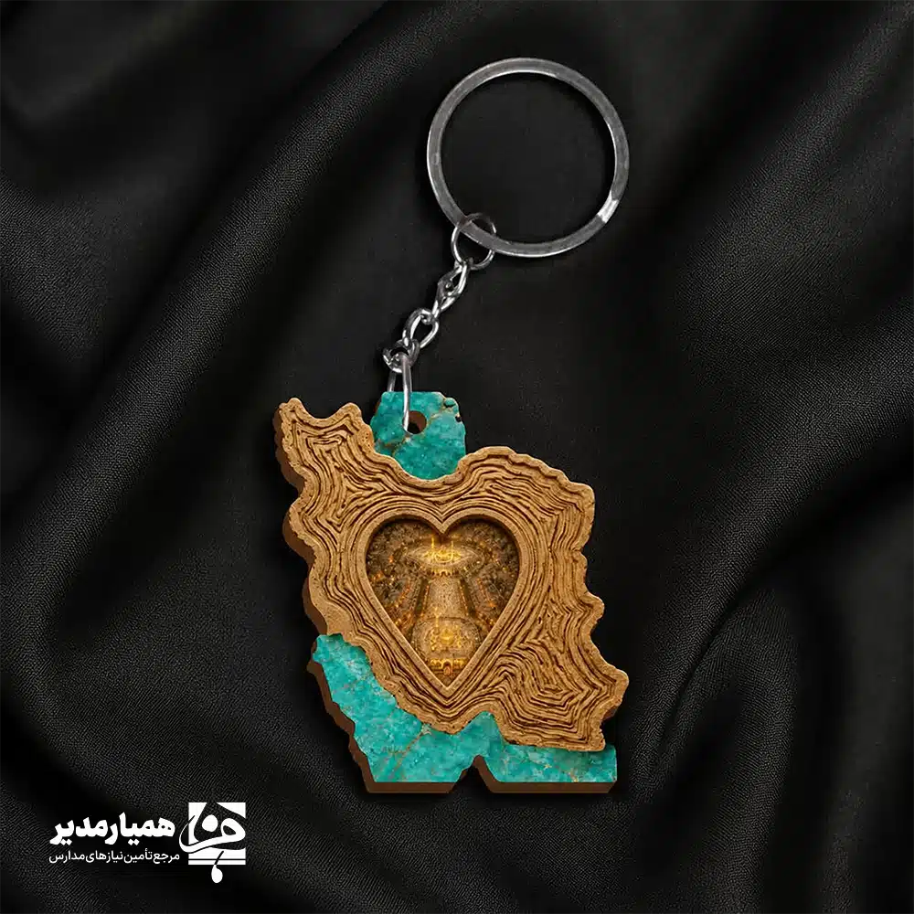 " جاکلیدی چوبی بین‌الحرمین با طرح نقشه ایران در ابعاد ۶.۶×۳.۳ و وزن سبک ۵ گرم؛ ترکیبی خاص از عشق به میهن 🇮🇷 و ارادت به امام حسین (ع) 🖤. مناسب تمام سنین، نذر فرهنگی و پخش در تجمعات. "