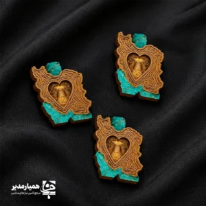 " جاکلیدی چوبی بین‌الحرمین با طرح نقشه ایران در ابعاد ۶.۶×۳.۳ و وزن سبک ۵ گرم؛ ترکیبی خاص از عشق به میهن 🇮🇷 و ارادت به امام حسین (ع) 🖤. مناسب تمام سنین، نذر فرهنگی و پخش در تجمعات. "