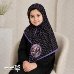 "🏴✨ ست کیف و روسری طرح سعیده (ویژه محرم) تربیت دینی کودکان به ابزارهای فرهنگی جذاب نیاز دارد. ما در مجموعه «همیار مدیر» ست «سعیده» را با توجه به روحیات دختران دبستانی طراحی کردیم. این محصول تلاش می‌کند پیوندی دلنشین میان حجاب، حیا و فرهنگ حسینی ایجاد کند. 🛠 مشخصات فنی محصول: روسری سعیده ما این روسری را با پارچه نخ اسپان فلامنت درجه یک تولید می‌کنیم. این پارچه بافتی نرم و سبک دارد. همچنین از تعریق جلوگیری می‌کند و روی سر ایستایی مناسبی دارد. ابعاد ۹۰ سانتی‌متری آن بستن مدل‌های مختلف را آسان می‌کند. کیف سعیده تیم «همیار مدیر» این کیف را با مخمل پورشه مرغوب می‌دوزد. ابعاد کیف ۲۳×۳۰ سانتی‌متر است. این اندازه فضای مناسبی برای وسایل کودک فراهم می‌کند. چاپ باکیفیت روی مخمل نیز جلوه‌ای زیبا و ماندگار ایجاد می‌کند. 🌟 ویژگی‌های برجسته: ✅ دوام و کیفیت مناسب: شما می‌توانید این ست را با شوینده ملایم بشویید. بافت پارچه و کیفیت چاپ پس از شستشو همچنان حفظ می‌شود. ✅ طراحی مناسب ایام محرم: ما رنگ‌های تیره را برای فضای محرم انتخاب کردیم. در کنار آن، نقوش ظریف صورتی جلوه‌ای کودکانه ایجاد می‌کند. ✅ کاربردهای متنوع: این ست برای مدارس و برنامه‌های مذهبی مناسب است. همچنین بسیاری از مربیان آن را برای هدیه جشن تکلیف انتخاب می‌کنند. 🌸🖤 ست «سعیده» یک هدیه فرهنگی و کاربردی برای دختران ایران‌زمین است. این هدیه حس افتخار به حجاب و محبت اهل‌بیت (ع) را در ذهن کودک تقویت می‌کند."