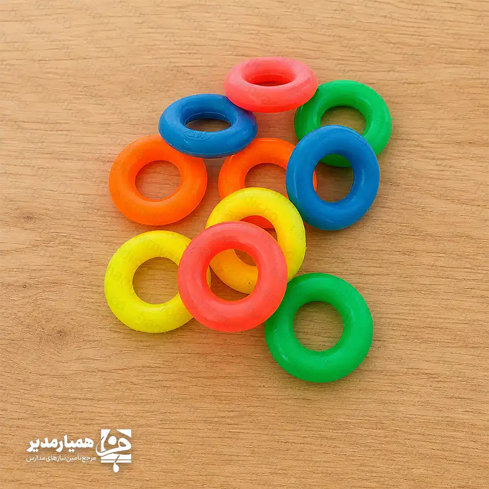 🖐️ حلقه لاستیکی تقویت مچ؛ ابزاری هوشمند برای تقویت عضلات و بهبود دست‌خط حلقه لاستیکی تقویت مچ یک ابزار ساده، مهندسی‌شده و بسیار کارآمد برای ارتقای توانمندی‌های حرکتی و تقویت زنجیره عضلانی دست، انگشتان، مچ و ساعد است. این محصول از جنس لاستیک منعطف تولید شده که مقاومت فوق‌العاده‌ای در برابر فشارهای مکرر و تمرینات مداوم دارد. ⭕💪 کاربرد این حلقه فراتر از ورزش است؛ در حوزه آموزش، این وسیله یک ابزار کمکی کاردرمانی به شمار می‌رود. بسیاری از دانش‌آموزان در سال‌های اول ابتدایی به دلیل ضعف عضلات انگشتان، هنگام نوشتن زود خسته می‌شوند یا مداد را به درستی به دست نمی‌گیرند. تمرین با این حلقه به تقویت عضلات ظریف دست و بهبود خط آن‌ها کمک شایانی می‌کند. ✍️🎒 🌟 ویژگی‌های فنی و مزایای حلقه تقویت مچ جنس درجه یک و ضد حساسیت: ساخته شده از لاستیک مقاوم در برابر تغییر شکل و پارگی 🧬 طراحی ارگونومیک: فرم دایره‌ای استاندارد جهت توزیع یکنواخت فشار در کف دست و انگشتان کمک به بهبود مهارت‌های نوشتاری: تقویت پنجه کودکان برای نوشتن بهتر و طولانی‌تر بدون احساس خستگی ✒️ کاربرد چندگانه: مناسب برای کاردرمانی کودکان، فیزیوتراپی، توانبخشی و تمرینات ورزشی سبک و پرتابل: امکان تمرین آسان در کلاس درس، خانه، محل کار یا باشگاه 💼 🎯 این محصول برای چه کسانی مناسب است؟ دانش‌آموزان و کودکان: جهت تقویت عضلات دست برای کار با قیچی، مداد و کاردستی. معلمان و مربیان بهداشت: ابزاری عالی برای زنگ‌های ورزش یا فعالیت‌های حرکتی کلاس. شاغلین و تایپیست‌ها: برای پیشگیری از سندروم تونل کارپال و رفع خشکی مچ دست پس از کار با کیبورد. ورزشکاران: مناسب برای رشته‌های سنگ‌نوردی، تنیس، بدنسازی و هنرهای رزمی. 💡 راهنمای خرید عمده: مدارس، مراکز کاردرمانی و باشگاه‌های ورزشی می‌توانند این محصول را در تعداد بالا و با تخفیف ویژه همکاری از کیمیا هنر تهیه نمایند. جهت مشاوره و انتخاب درجه سختی مناسب با کارشناسان ما در پیام‌رسان‌های ایتا و بله در ارتباط باشید.