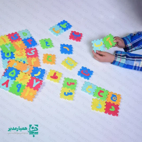"🧩 پازل فومی آموزش حروف الفبا و اعداد فارسی ترکیب هوشمندانه بازی، لمس و یادگیری ماندگار برای کودکان و نوآموزان چگونه میتوانیم آموزش خشک و رسمی حروف و اعداد را به یک تفریح لذتبخش تبدیل کنیم؟ پازل فومی حروف و اعداد فارسی پاسخی هوشمندانه به این نیاز است. این محصول با طراحی پازلی و قطعات جداشدنی به کودک اجازه میدهد تا علاوه بر دیدن حروف، آنها را لمس کند، بسازد و با دستان کوچک خود ترکیب کند. یادگیری زمانی که با لمس فومهای نرم و رنگارنگ همراه میشود، عمیقتر، سریعتر و ماندگارتر در ذهن نقش میبندد. این پازل یک ابزار کمکآموزشی فوقالعاده برای خانهها، مهدکودکها و کلاسهای آمادگی قبل از دبستان است. ⚙️ مشخصات و ویژگیهای فنی محصول ویژگی توضیحات فنی 🧩 محتویات بسته شامل حروف الفبای فارسی و اعداد فارسی به صورت پازلهای مجزا 🛡️ جنس بدنه فوم نرم، بهداشتی (EVA)، ضدحساسیت و فاقد مواد مضر شیمیایی 🧼 قابلیت نظافت کاملاً قابل شستوشو، با دوام بالا در برابر استهلاک بازیهای روزانه 🎒 حمل و نقل بسیار سبک، انعطافپذیر و مناسب برای استفاده در خانه، مهدکودک و سفر 💡 فواید بینظیر این پازل فومی برای رشد کودک ✍️ ۱. یادگیری بصری و لمسی (Tactile Learning): کودکان با لمس برجستگی حروف و قرار دادن آنها درون قاب پازل، فرم هندسی حروف فارسی را بهتر درک میکنند که این امر بعداً به مهارت نوشتن آنها کمک شایانی خواهد کرد. 🤝 ۲. تقویت مهارتهای ظریف دست و هماهنگی حرکتی: چفت کردن قطعات پازل در کنار هم، عضلات کوچک انگشتان دست کودک را تقویت کرده و هماهنگی میان سیستم عصبی چشم و دست (Fine Motor Skills) را بهبود میبخشد. 🎯 ۳. فراتر از کودکان؛ مناسب برای تمامی نوآموزان: این محصول محدود به سنین کودکی نیست؛ بزرگسالانی که نیاز دارند مهارتهای خواندن، نوشتن و زبانآموزی پایه فارسی را فرا بگیرند، میتوانند از این مکعبها و قطعات پازلی به عنوان ابزار تمرین بهره ببرند. 🌟 یادگیری شاد، هدیهای ارزشمند برای آینده فرزندتان با تهیه این پازل آموزشی کاربردی، مسیر سخت یادگیری را برای کودک خود هموار و لذتبخش کنید. همین حالا میتوانید سفارش خود را ثبت کنید تا دنیای رنگارنگ حروف و اعداد را به خانه یا کلاس درس خود ببرید!"