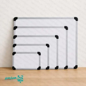 ⚪ تخته وایت‌برد ساده؛ ابزاری شفاف برای آموزش و ایده‌پردازی تخته وایت‌برد ساده، ابزاری ضروری برای هر محیط آموزشی، اداری یا خانگی است. سطح صاف و یکدست آن، نوشتن روان با ماژیک را ممکن می‌کند. به‌راحتی با تخته پاک‌کن تمیز می‌شود و تجربه‌ای پاکیزه ارائه می‌دهد. این تخته جایگزینی ایده‌آل برای تخته‌های گچی است. ✨ سطح تخته از روکش وایت‌برد درجه ۱ HPL ساخته شده است. این روکش، کیفیتی عالی برای نگارش و پاک کردن آسان فراهم می‌کند. زهوار فلزی (آلومینیومی) محصول، با دقت رنگ‌کاری و اکسترود شده است. این ویژگی به محصول، زیبایی و دوام می‌بخشد. گوشه‌های تخته از پلاستیک تزریقی ABS طراحی شده‌اند. این طراحی، ایمنی کاربران را هنگام نصب و جابجایی تضمین می‌کند. 🔩 در پشت تخته، از MDF واناچای (Vanachai) وارداتی از مالزی استفاده شده است. این متریال سبک است. مقاومت بالایی در برابر رطوبت دارد و در شرایط نامساعد نیز بادوام است. این ویژگی‌ها، آن را از نئوپان و فیبرهای متفرقه متمایز می‌کند. محصول نهایی، علاوه‌بر ظاهری زیبا و ظریف، سبک و محکم است. ☁️ کیفیت و صافی سطح MDF واناچای، تشخیص آن را از سایر متریال‌های رایج آسان می‌کند. 💡 ویژگی‌های کلیدی تخته وایت‌برد ساده ✨ سطح نوشتن صاف و ایده‌آل برای نگارش با ماژیک 🧽 قابلیت پاک شدن آسان و بدون باقی گذاشتن رد 🔩 زهوار فلزی (آلومینیومی) مقاوم و رنگ‌کاری‌شده 🛡️ گوشه‌های ایمن از جنس پلاستیک ABS ☁️ سبک و بادوام به لطف MDF واناچای وارداتی 📏 ابعاد موجود: آموزشی، اداری و خانگی 20 × 30 سانتی‌متر 30 × 40 سانتی‌متر 40 × 60 سانتی‌متر 50 × 70 سانتی‌متر 📝 نکته: برای اطلاع از قیمت‌ها و یا ثبت سفارش سایزهای سفارشی، لطفاً از طریق آیکون برنامه‌های ایتا یا بله که در بالای منوی سایت قرار دارد، با ادمین در ارتباط باشید. 📱