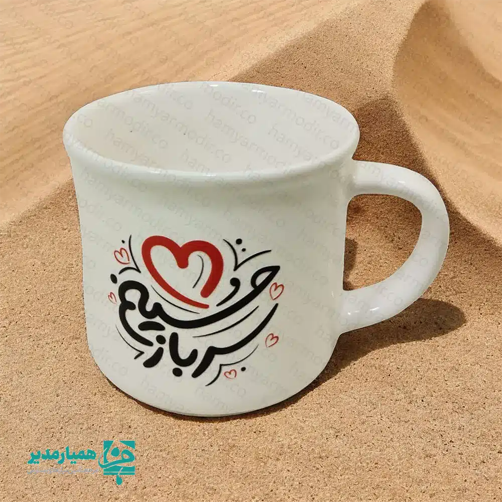 🖤 نیم‌ماگ لبه‌دار سفالی «سرباز حسینم»؛ یک هدیه معنوی و ماندگار برای کودکان و نوجوانان در ایام محرم و پیاده‌روی اربعین! 🏴 ما این نیم‌ماگ زیبا را از سفال لعاب‌دار درجه‌یک تهیه کرده‌ایم. چاپ برجسته و باکیفیت طرح «سرباز حسینم» در کنار لبه‌ی ظریف و دسته‌ی خوش‌دست محصول، حس خوبی را هنگام نوشیدن چای روضه به فرزندان شما هدیه می‌دهد. شما می‌توانید این ماگ باکیفیت و قابل شستشو را برای هدایای مدارس، مساجد و موکب‌ها تهیه کنید. 🥛✨