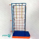 🌟 مجموعه بازی چندکاره کودکان؛ سرگرمی، تحرک و ایمنی در یک محصول مجموعه بازی چندکاره کودکان یک سازه کامل و هیجان‌انگیز برای ایجاد فضایی فعال و شاد در محیط‌های مهدکودک‌، خانه‌های بازی، مدارس پیش‌دبستانی، آموزشی و تفریحی است. این محصول با طراحی کاربردی و ترکیب جنس فولادی در سازه اصلی و پلی یورتان در بخش‌های ایمنی و نشیمن/تشک، دوام بالا و کارایی مناسبی را برای استفاده کودکان فراهم می‌کند. این مجموعه از چند بخش اصلی تشکیل شده است: 🪢 طناب ۲ متری برای آویزان شدن، تاب خوردن و تمرین تعادل 🪝 دارحلقه S برای بازی، آویزان شدن و تقویت عضلات دست و بدن 🧗 نردبان عمودی برای بالا رفتن و افزایش مهارت حرکتی 🏃 نردبان افقی برای حرکت دست‌ها و تمرین هماهنگی و قدرت بدنی 🕸️ طناب عنکبوتی برای صعود، عبور و بازی‌های تعادلی 🛏️ تشک مخصوص برای افزایش ایمنی و کاهش خطر هنگام فرود یا افتادن این مجموعه بازی، علاوه بر سرگرم‌کردن کودک، به رشد مهارت‌های حرکتی، افزایش اعتمادبه‌نفس، تقویت عضلات و بهبود هماهنگی دست و چشم کمک می‌کند. طراحی چندکاره آن باعث می‌شود کودک بتواند در یک فضای محدود، تجربه‌های متنوعی از بازی و تحرک داشته باشد. رنگ‌بندی شاد و ترکیب اجزای متنوع، این محصول را به گزینه‌ای مناسب برای اتاق بازی، مهدکودک، خانه‌های بازی و فضاهای آموزشی کودک تبدیل کرده است. ⚠️ نکته ایمنی: استفاده از این مجموعه باید حتماً با نظارت والدین یا مربی انجام شود تا کودک در شرایط امن از بازی لذت ببرد.