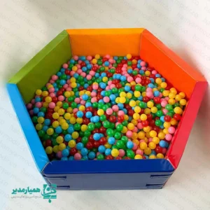 استخر توپ 6 ضلعی؛ تجهیزی ایمن و حرفه‌ای برای فضای بازی کودک استخر توپ 6 ضلعی یکی از کاربردی‌ترین تجهیزات بازی برای مهدکودک‌ها، خانه‌های بازی، مراکز کاردرمانی و فضاهای آموزشی کودک است. این محصول با طراحی شش‌ضلعی، علاوه بر ایجاد ظاهری متفاوت و جذاب، فضای مناسبی برای بازی گروهی، تعامل اجتماعی و تخلیه انرژی کودکان فراهم می‌کند. 🌟🎈 موسسه کیمیا هنر این محصول را با تمرکز بر ایمنی، دوام و زیبایی بصری طراحی کرده است. استفاده از فوم پلی‌اتیلن در بدنه و روکش قابل شستشو، باعث شده استخر توپ علاوه بر محافظت از کودک در زمان بازی، برای استفاده روزمره در مراکز آموزشی نیز کاملاً مناسب باشد. مشخصات فنی استخر توپ 6 ضلعی ویژگی فنی 📋 مشخصات محصول 🔍 نوع طراحی شش‌ضلعی ابعاد داخلی قطر 180 سانتی‌متر ارتفاع دیواره 50 سانتی‌متر ضخامت دیواره 10 سانتی‌متر ابعاد تشک کف هر تکه طول ضلع 90 سانتی‌متر با ضخامت 5 سانتی‌متر وزن کل مجموعه 11.4 کیلوگرم جنس بدنه فوم پلی‌اتیلن جنس روکش روکش پلاستیکی قابل شستشو و آنتی‌باکتریال مزایای استخر توپ شش‌ضلعی برای مراکز آموزشی و بازی 🛡️ ایمنی بالا: دیواره‌های نرم و منعطف از برخورد مستقیم کودک با سطوح سخت جلوگیری می‌کند. 🧼 نظافت آسان: روکش قابل شستشو و ضدعفونی، محصول را برای استفاده مداوم در مهدکودک و خانه بازی مناسب می‌سازد. 🎨 جذابیت بصری: رنگ‌بندی متنوع و طراحی هندسی به زیباسازی فضای بازی کمک می‌کند. 🤝 مناسب بازی گروهی: ابعاد استاندارد محصول امکان تعامل چند کودک به صورت هم‌زمان را فراهم می‌کند. 🏥 کاربرد چندمنظوره: قابل استفاده در اتاق بازی، مراکز بازی‌درمانی، کاردرمانی و فضاهای مهارت‌آموزی کودک. چرا استخر توپ 6 ضلعی کیمیا هنر انتخاب مناسبی است؟ در تجهیز فضای بازی کودک، تنها ظاهر محصول مهم نیست؛ دوام متریال، ایمنی سازه و سهولت نگهداری نیز نقش تعیین‌کننده دارند. استخر توپ 6 ضلعی کیمیا هنر با در نظر گرفتن همین نیازها تولید شده تا مدیران مراکز آموزشی بتوانند با اطمینان، یک تجهیز استاندارد و ماندگار برای مجموعه خود تهیه کنند. همچنین امکان سفارش این محصول در رنگ‌بندی‌های متناسب با دکوراسیون مجموعه شما وجود دارد تا فضای بازی، یکپارچه‌تر و حرفه‌ای‌تر طراحی شود. برای دریافت مشاوره تجهیز فضای بازی، استعلام قیمت خرید عمده و ثبت سفارش اختصاصی، با کارشناسان کیمیا هنر در ارتباط باشید.