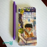 دفترچه یادداشت ویژه «رهبر شهید»؛ همراهی برای ثبت اندیشه‌های ماندگار 📖✨ ما باور داریم که ثبت ایده‌ها و یادداشت‌ها، وقتی با ارزش‌های قلبی و آرمان‌های انقلابی همراه باشد، اثری ماندگارتر بر جای می‌گذارد. دفترچه یادداشت طرح «رهبر شهید»، با طراحی هنری آبرنگی و مزین به تصویر رهبر فرزانه، نه فقط یک ابزار ساده برای نوشتن، بلکه نمادی از عهد و پیمان است که ما با افتخار به شما تقدیم می‌کنیم. 🎨 ویژگی‌های متمایز این دفترچه یادداشت طراحی هنری منحصربه‌فرد: ما در این محصول از تکنیک آبرنگ استفاده کرده‌ایم که جلوه‌ای چشم‌نواز و لطیف به آن بخشیده است. ✨ شعار الهام‌بخش: عبارت حماسی و شورانگیز «من زیر بیرق ابوالفضل عباسم! من زیر بیرق هیچ‌کس دیگر نمی‌میرم!» را بر روی جلد درج کرده‌ایم تا حس آزادگی را تداعی کند. 🚩 صحافی کاربردی: فنر مارپیچ (Spiral) به‌کاررفته در این دفترچه، ورق‌خوردن آسان را برای استفاده روزمره شما تضمین می‌کند. 🔄 کاربرد فرهنگی: این محصول یک انتخاب ایده‌آل برای دانش‌آموزان، دانشجویان و فرهنگیان جهت ثبت یادداشت‌های کلاسی و روزانه است. ✍️ این دفترچه، یادبودی فرهنگی و ارزشمند برای مدارس، اردوهای زیارتی و هدایای مناسبتی است. شما حتی در مناسبت دهه فجر هم می توانید استفاده کنید.  این محصول یاد و خاطره مسیر حق و آزادگی را همواره در ذهن زنده نگه می‌دارد. 🌟