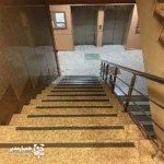 🚨 ترمز پله؛ نگهبان هوشمند قدم‌های شما در هر محیط 🚨 راه پله‌ها، مخصوصاً در روزهای بارانی و محیط‌های پرتردد مثل مدارس و ادارات، به‌راحتی به محیطی پرخطر تبدیل می‌شوند. ترمز پله  نه تنها اصطکاک را افزایش می‌دهد و مانع از لغزش می‌شود، بلکه با مشخص‌کردن لبه پله، دید بهتری ایجاد می‌کند و جلوی حوادث احتمالی را می‌گیرد. 🏃‍♂️💨 🤝 چرا مشاوره قبل از خرید، مهم است؟ ما در «همیار مدیر» معتقدیم هر پله‌ای، داستان خودش را دارد! جنس کف‌پله، میزان تردد دانش‌آموزان یا کارمندان، و فضای داخلی یا بیرونی بودن محیط، در انتخاب بهترین ترمز پله تأثیرگذار است. برای اینکه از خرید خود مطمئن شوید و بهترین کارایی را تجربه کنید، کارشناسان ما آماده‌اند تا شما را راهنمایی کنند. 💡 قبل از سفارش، با ما مشورت کنید: برای دریافت مشاوره رایگان، استعلام موجودی و انتخاب متریال مناسب برای فضای خود، همین حالا با ما در ارتباط باشید: 📱 ایتا: hamyarmodir@ 💬 بله: hamyarmodir@ 💪 چرا ترمز پله‌های «همیار مدیر» را انتخاب کنید؟ ما روی دوام و کیفیت تمرکز کرده‌ایم. محصولات ما با چسب‌های فوق‌قدرتمند و مواد مقاوم در برابر شرایط جوی تولید شده‌اند تا در برابر تردد زیاد و شستشو دچار جداشدگی یا تغییر رنگ نشوند. تیم ما، محصولی را به شما پیشنهاد می‌دهد که علاوه بر نصب سریع، ایمنی پایدار را برای محیط شما به ارمغان می‌آورد. ⚡⚙️ 📌 نکته ایمنی برای مدیران: نصب ترمز پله در مدارس نه تنها یک انتخاب هوشمندانه است، بلکه طبق استانداردهای نوسازی مدارس، یکی از الزامات اصلی برای تأیید ایمنی فضا محسوب می‌شود. 🏫🎓