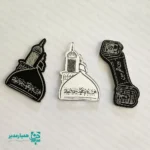 استیکر آینه‌ای «گنبد امام حسین (ع)»؛ تجلی ارادت در نگاه شما 🕌✨ ما با افتخار استیکر آینه‌ای گنبد امام حسین (ع) را برای همراهان عزیز طراحی و تولید کرده‌ایم. این اثر هنری نفیس، با جزئیات دقیق و دلنشین خود، شکوه و عظمت بارگاه ملکوتی اباعبدالله (ع) را به تصویر می‌کشد و یادگاری ارزشمند برای ایام عزاداری و پیاده‌روی اربعین است. 🏴 ویژگی‌های محصول طرح فاخر: گنبد منور و پرشکوه امام حسین (ع) که با هنرمندی طراحی شده است. 🕌 کیفیت ساخت: تولید شده از متریال آینه پلکسی باکیفیت (همچنین امکان ارائه در رنگ سفید وجود دارد). ✨ ابعاد کاربردی: ابعاد تقریبی ۴×۳ سانتی‌متر؛ متناسب برای استفاده در فضاهای کوچک و شخصی. 📏 کاربرد گسترده: ایده‌آل برای نصب روی آینه خودرو 🚗، قاب عکس 🖼️، دفتر مشق 📖، لپ‌تاپ 💻 یا به عنوان نشانه‌ای از ارادت قلبی. چرا این استیکر یک انتخاب ماندگار است؟ این استیکر تنها یک محصول تزئینی نیست؛ بلکه نمادی از عشق و پیوند قلبی با آرمان‌های حماسه عاشوراست. ما با طراحی این محصول، تلاش کرده‌ایم تا یاد و خاطره امام حسین (ع) را به شکلی زیبا در فضاهای روزمره شما زنده نگه داریم. 🙏❤️