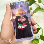 دفترچه یادداشت «رفیق اربعین»؛ ثبت لحظه‌های ناب عاشقی 🕌❤️ پیاده‌روی اربعین فراتر از یک سفر، مدرسه‌ای بزرگ برای تربیت و دوستی‌های بی‌مرز است. ما دفترچه یادداشت «رفیق اربعین» را با طرحی گرم و کودکانه طراحی کردیم تا نمادی از همدلی زائران کوچک حسینی باشد. 🇮🇷🤝🇮🇶 چرا دفترچه «رفیق اربعین» همراهی عالی برای زائران است؟ طراحی با معنا: تصویر روی جلد، د صمیمی را نشان می‌دهد که با قلبی به رنگ پرچم ایران و عراق، پیوند برادری را به زیبایی نمایش می‌دهند. 👧👦 تنوع طرح: ما این دفترچه‌ها را در دو طرح مجزای دخترانه (با چادر) و پسرانه تولید کردیم تا پاسخگوی سلیقه کودکان باشد. کیفیت ساخت: ما قسمت سیمی در بالای دفترچه استفاده کردیم تا ورق زدن آن آسان شود و در طول سفر بادوام بماند. 🔄 کاربرد فرهنگی: این دفترچه ابزاری عالی برای ثبت دل‌نوشته‌ها، خاطرات روزانه سفر، اشعار مذهبی و اطلاعات ضروری زائران کوچک است. 📝 یک هدیه معنوی و خاطرگیز 🎁 این دفترچه گزینه‌ای فوق‌العاده برای توزیع در موکب‌ها، مدارس، پایگاه‌های بسیج و کاروان‌های زیارتی است. با این هدیه فرهنگی، لحظه‌های پر احساس سفر کربلا را برای کودکان ماندگار کنید.