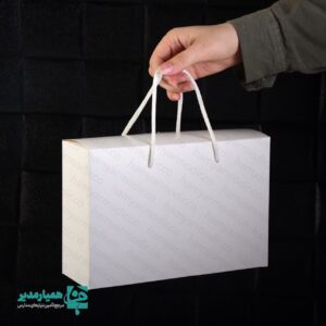 🎁 جعبه مقوایی دسته‌دار با قابلیت چاپ اختصاصی، راهکاری شیک و حرفه‌ای برای ارائه پکیج‌های هدیه و محصولات فرهنگی است. این جعبه مقوایی، طراحی دسته‌دار جهت حمل آسان و قابلیت چاپ طرح دلخواه، بهترین گزینه برای مدارس، سازمان‌ها و جشن‌های بازگشایی مدارس و مناسبت‌های خاص محسوب می‌شود. ✨