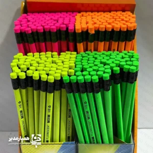 ✏️ مداد پاک‌کن‌دار فلوئورسنت MGM؛ نوشت‌افزاری شاد برای دانش‌آموزان مداد پاک‌کن‌دار  یک نوشت‌افزار کاربردی و جذاب برای استفاده روزمره دانش‌آموزان، مدارس و مراکز آموزشی است. این محصول با بدنه‌ای درخشان و رنگ‌های شاد، ظاهر میز تحریر و بسته‌های لوازم‌التحریر را زیباتر می‌کند و به دلیل داشتن پاک‌کن متصل، استفاده‌ای آسان و سریع دارد. مغزی این مداد از نوع HB است و برای نوشتن تکالیف، تمرین‌های روزانه، فعالیت‌های کلاسی و یادداشت‌برداری مناسب خواهد بود. پاک‌کن تعبیه‌شده در انتهای مداد نیز امکان اصلاح سریع نوشته‌ها را فراهم می‌کند؛ بنابراین دانش‌آموز برای پاک کردن اشتباهات خود، همیشه به یک پاک‌کن جداگانه نیاز ندارد. 🌈 رنگ‌بندی جذاب و متنوع مدادهای فلوئورسنت MGM در چهار رنگ پرانرژی عرضه می‌شوند: 🟠 نارنجی 🌸 صورتی 🟢 سبز 🟡 زرد این رنگ‌بندی متنوع، محصول را برای استفاده در پک‌های دانش‌آموزی، هدیه‌های تشویقی، جوایز کلاسی و فروش عرضه‌شده در بوفه یا فروشگاه مدرسه مناسب می‌کند. ⭐ ویژگی‌های مداد پاک‌کن‌دار MGM مغزی گرافیتی مشکی با درجه سختی HB پاک‌کن متصل در انتهای مداد بدنه با رنگ‌های شاد و فلوئورسنت عرضه در چهار رنگ نارنجی، صورتی، سبز و زرد مناسب برای نوشتن روزمره دانش‌آموزان بسته‌بندی کارتنی و مناسب سفارش عمده حداقل سفارش: ۷۲ عدد 🏫 کاربردهای پیشنهادی در مدارس 🎁 جایزه و هدیه تشویقی برای دانش‌آموز مدرسه 📚 استفاده در پک لوازم‌التحریر مدرسه 📝 مناسب انجام تکالیف و فعالیت‌های کلاسی 🏫 قابل استفاده در مدارس، مهدکودک‌ها و مراکز آموزشی 🛍️ مناسب عرضه در فروشگاه‌ها و بوفه‌های مدارس 📦 گزینه‌ای مناسب برای خرید عمده نوشت‌افزار 📋 مشخصات محصول مشخصه توضیحات نام محصول مداد پاک‌کن‌دار فلوئورسنت MGM نوع مغزی گرافیتی مشکی درجه سختی مغزی HB رنگ‌بندی بدنه نارنجی، صورتی، سبز و زرد پاک‌کن دارای پاک‌کن متصل حداقل سفارش ۷۲ عدد نوع بسته‌بندی بسته یا استند ۷۲ عددی مناسب برای دانش‌آموزان، مدارس، مراکز آموزشی و فروشگاه‌های لوازم‌التحریر 🤝 خرید عمده از همیار مدیر مدارس، مدیران، معلمان، مراکز آموزشی و فروشندگان لوازم‌التحریر می‌توانند مداد پاک‌کن‌دار فلوئورسنت MGM را در بسته‌های ۷۲ عددی از موسسه کیمیا هنر؛ همیار مدیر تهیه کنند. این محصول با رنگ‌بندی شاد و ظاهر جذاب، انتخابی مناسب برای تجهیز مدارس، تهیه هدایای دانش‌آموزی و تکمیل پک‌های فرهنگی و آموزشی است.