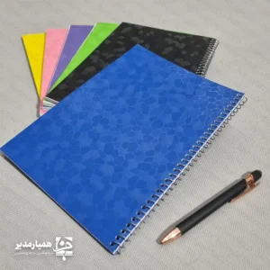 ✍️ دفتر سیمی جلد طلقی خط‌دار؛ کیفیت ماندگار برای مشق و یادداشت روزمره انتخاب دفتر مناسب یکی از مهم‌ترین بخش‌های آماده‌سازی لوازم‌التحریر برای سال تحصیلی است. دفتر سیمی جلد طلقی خط دار با طراحی استاندارد، صحافی فنری باکیفیت و جلد پلاستیکی ضدآب و مقاوم در برابر پارگی، بهترین همراه دانش‌آموزان در تمام پایه‌های تحصیلی و دانشجویان است. 🎒📖 خط‌کشی دقیق، هدر استاندارد بالای صفحه برای ثبت تاریخ، موضوع و روز هفته، به همراه کاغذ با گرماژ مناسب که مانع از پخش‌شدن جوهر خودکار و روان‌نویس می‌شود، این محصول را به انتخابی مطمئن برای مدیران مدارس جهت تأمین جوایز دانش‌آموزی و پک‌های شروع سال تحصیلی تبدیل کرده است. 🌟 ✨ ویژگی‌های برجسته دفتر سیمی جلد طلقی 🛡️ جلد طلقی باکیفیت و ضدآب: مقاومت عالی در برابر خمیدگی، پارگی، گرد و غبار و رطوبت. 🌀 صحافی فنر دوبل/تک مقاوم: ورق زدن ۱۸۰ و ۳۶۰ درجه بسیار روان بدون جدا شدن برگه‌ها. 📄 کاغذ باکیفیت و خط‌کشی استاندارد: مناسب برای انواع خودکار، مداد و روان‌نویس بدون پس دادن جوهر. 🎨 تنوع رنگی شاد و جذاب: مناسب برای تفکیک دروس (ریاضی، فارسی، علوم و...) در رنگ‌های آبی، سبز، زرد، بنفش، صورتی و.... 📦 بسته‌بندی کارتنی اقتصادی: ویژه مدارس، مراکز آموزشی، فروشگاه‌ها و خیرین با قیمت عمده. 🏫 کاربردهای پیشنهادی 🎁 تهیه پک‌های لوازم‌التحریر و اهدای جوایز به دانش‌آموزان در طول سال تحصیلی 🎒 تأمین دفاتر مشق و تکالیف روزانه دانش‌آموزان ابتدایی و متوسطه 🏢 یادداشت‌برداری‌های اداری، کلاس‌های تقویتی، آموزشگاه‌ها و کانون‌های فرهنگی 💰 لیست قیمت و مشخصات بسته‌بندی ردیف تعداد برگ نوع جلد و صحافی تعداد در هر کارتن ۱ ۵۰ برگ جلد طلقی / فنری خط‌دار ۱۳۵ عددی ۲ ۸۰ برگ جلد طلقی / فنری خط‌دار ۹۰ عددی ۳ ۱۰۰ برگ جلد طلقی / فنری خط‌دار ۷۲ عددی